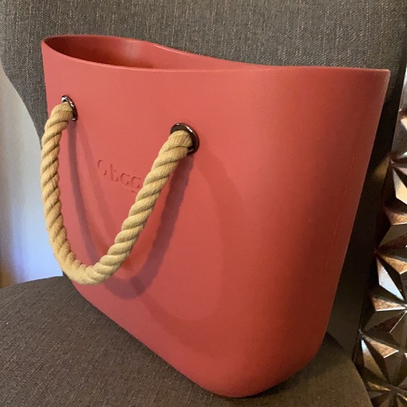 O bag ruby red XL with natural rope short handles. - Picture 4 of 6